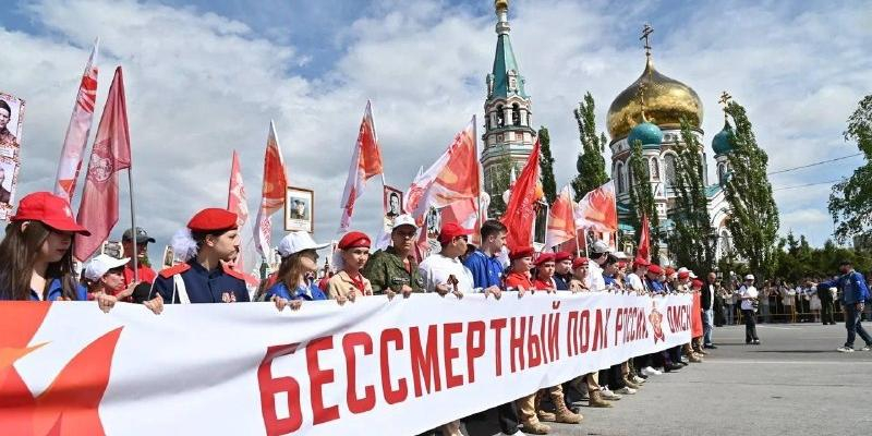Единым строем: в Омске "Бессмертный полк" собрал рекордные 100 тысяч участников 
