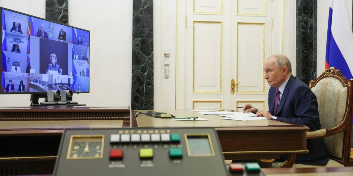 Путин поручил сделать русский язык ядром высшего образования в России 