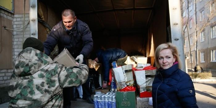 Глава Комитета семей воинов Отечества Юлия Белехова привезла в ЛНР помощь и детские письма  
