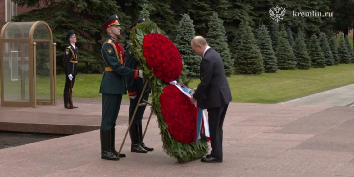 Путин возложил цветы к Могиле Неизвестного Солдата