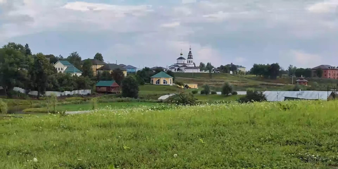 Как монах превратил вымирающее село в "православную Рублевку"
