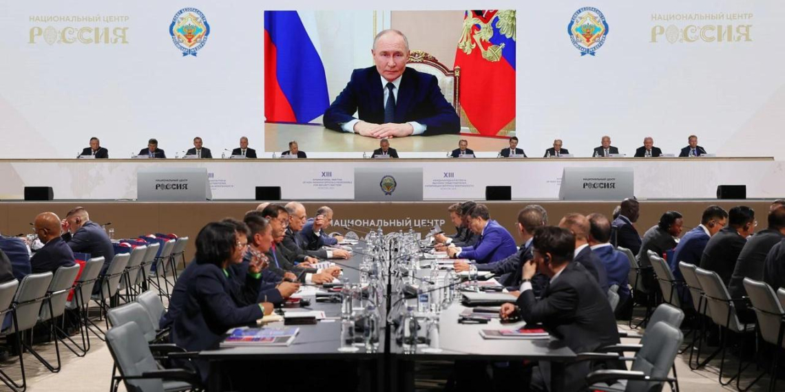 Путин обратился к участникам форума в Национальном центре "Россия"