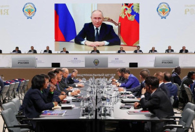 Путин обратился к участникам форума в Национальном центре "Россия"