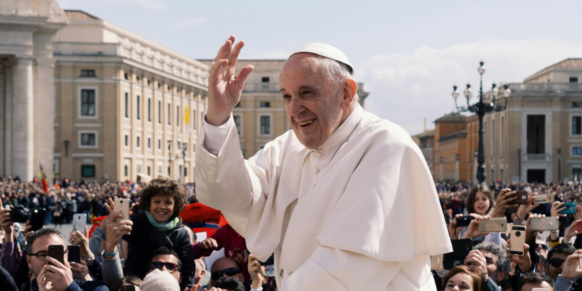 Боррель раскритиковал папу Франциска за слова о белом флаге: "Залез не в тот сад"