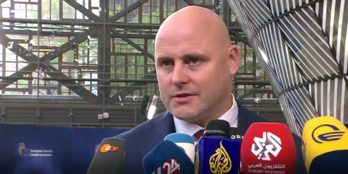 Премьер Латвии призвал европейцев пить меньше пива ради помощи Украине