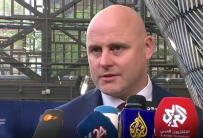 Премьер Латвии призвал европейцев пить меньше пива ради помощи Украине