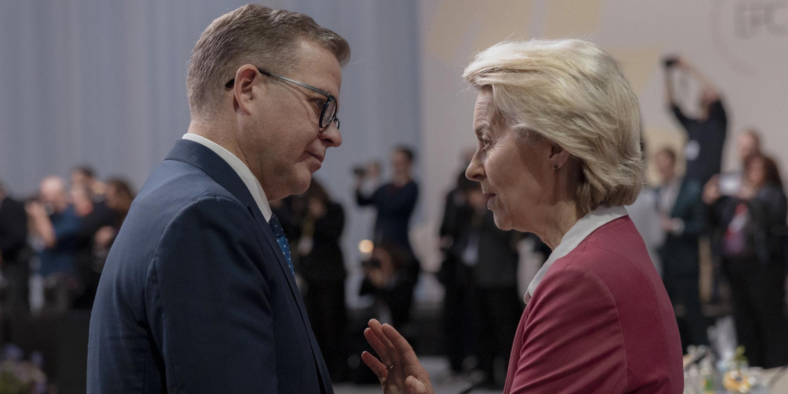 Politico раскрыла тактику главы ЕК для избежания отставки