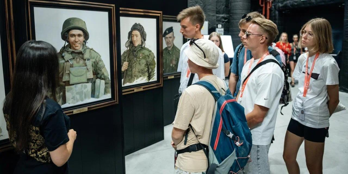 На "Тавриде" открылся масштабный выставочный альманах о героизме и подвиге