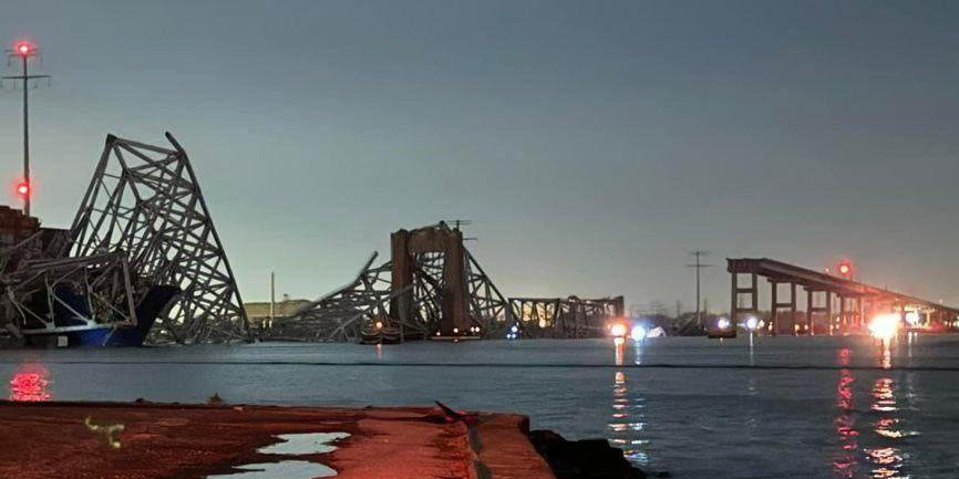 В США попало на видео обрушение огромного моста после столкновения с кораблем
