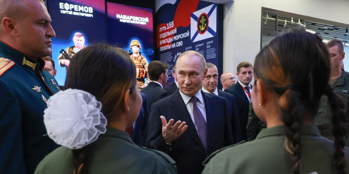 Президент встретился с воспитанниками военно-патриотического центра "Воин"