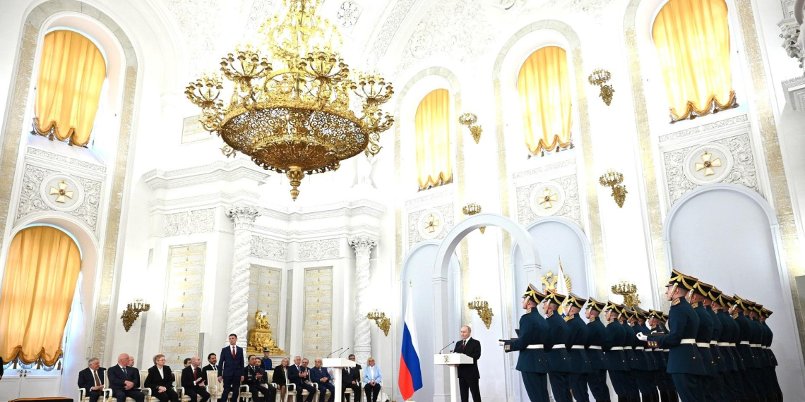 Решить задачи можно только сообща: Путин вручил госпремии в Кремле 