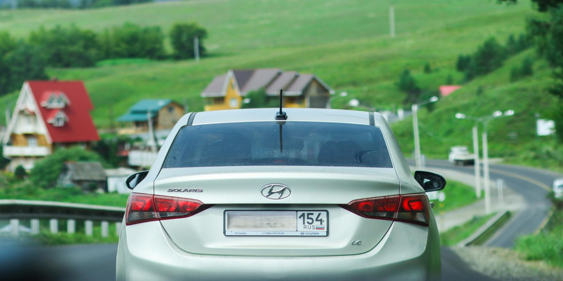 Водителей будут штрафовать за номера без российского флага