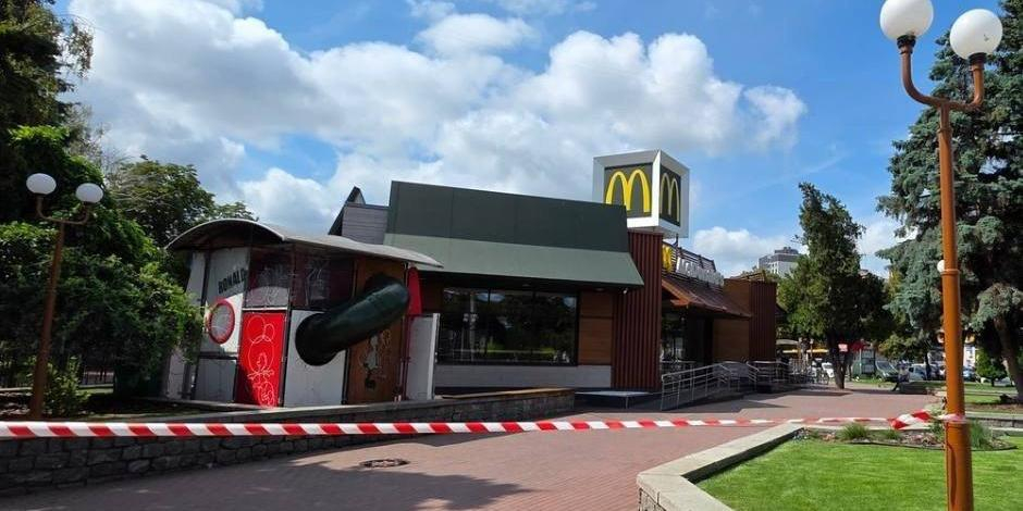 В украинских Черкассах мужчина устроил стрельбу в McDonald's