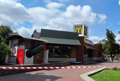 В украинских Черкассах мужчина устроил стрельбу в McDonald's
