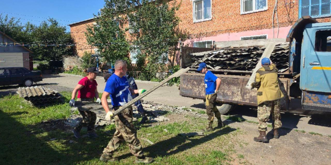 Волонтёры "Единой России" начали восстанавливать жилье в Курской области