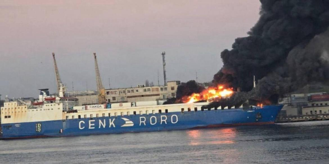 В порту Одессы после удара баллистики загорелось грузовое судно