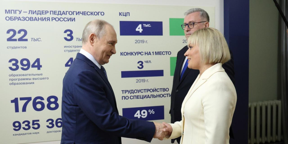 Путин посетил старейший педагогический вуз России накануне нового учебного года 