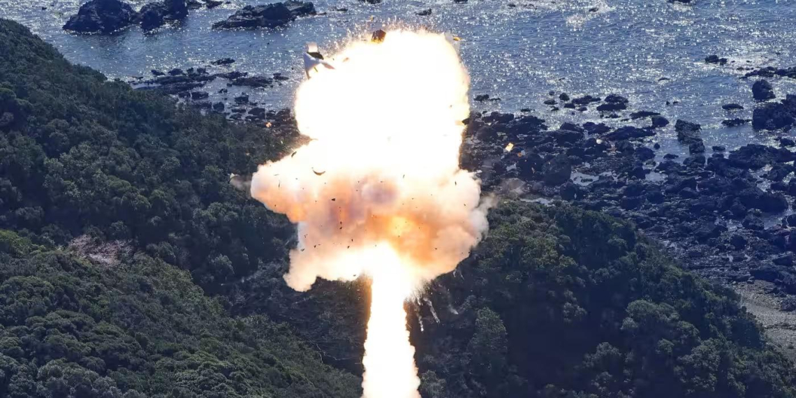 В Японии сняли взрыв во время старта ракеты-носителя со спутником-шпионом