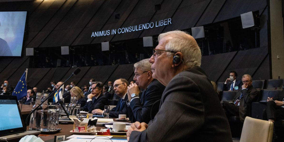 Боррель осудил фон дер Ляйен и Каллас за слабость перед США и двойные стандарты 