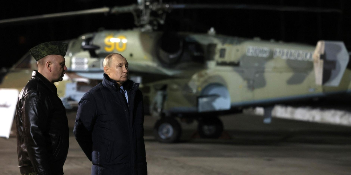 Владимир Путин посетил центр боевого применения и переучивания летного состава Минобороны 