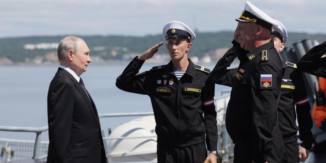 Путин заявил о готовности отвечать на попытки задержания российских кораблей 