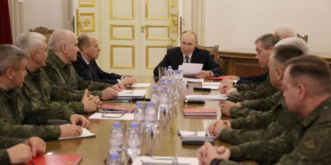 Владимир Путин провёл совещание с военным руководством в Петропавловском соборе