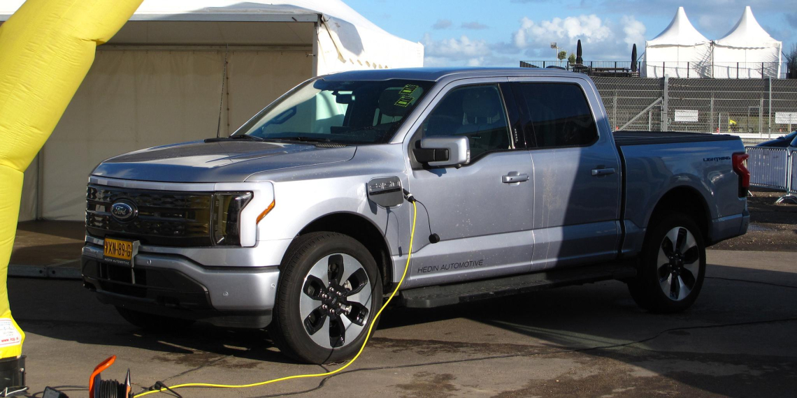 Автогиганты GM, Ford и Stellantis списали $50 млрд из-за "лопнувшего пузыря" электромобилей