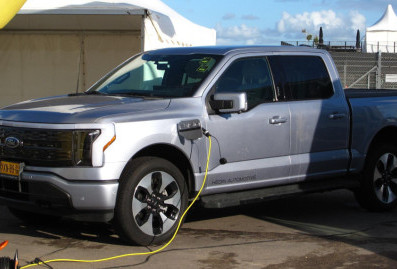 Автогиганты GM, Ford и Stellantis списали $50 млрд из-за "лопнувшего пузыря" электромобилей