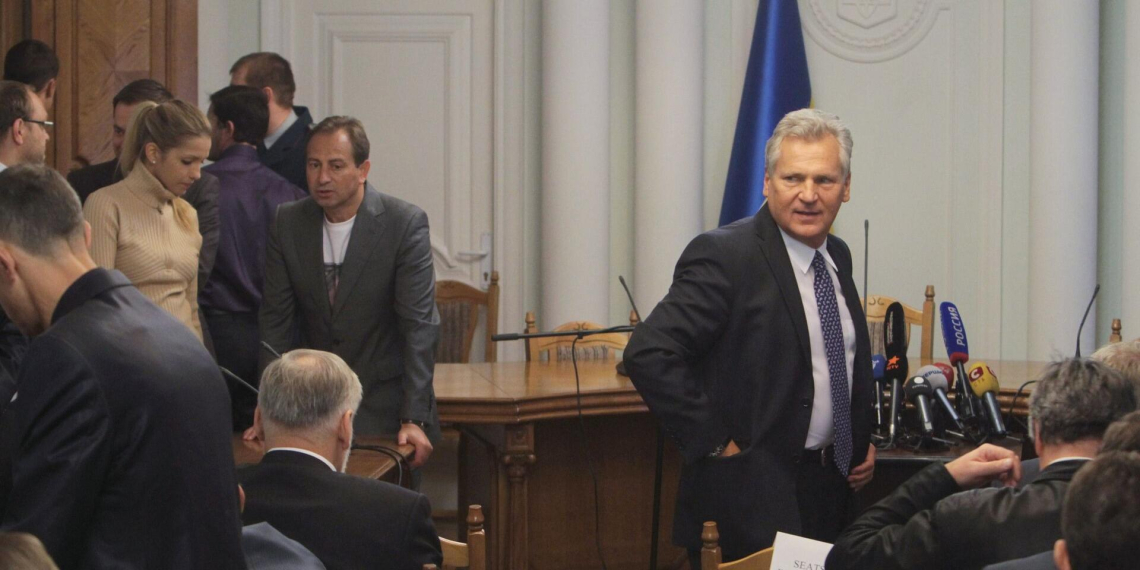Экс-президент Польши Квасьневский осудил Зеленского за злоупотребление властью