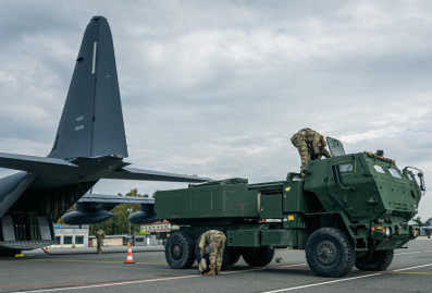 Кремль оценил приостановку США военной помощи Украине