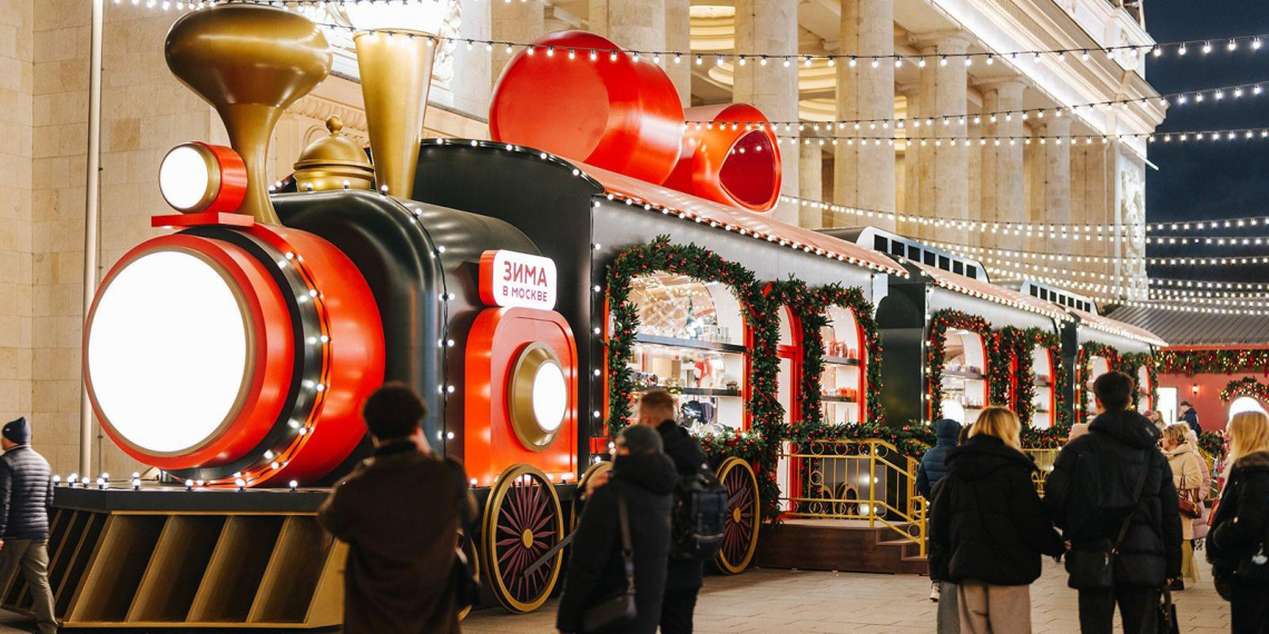 Сверкающие арки-тоннели и "космическая" ёлка: как украсили парки Москвы