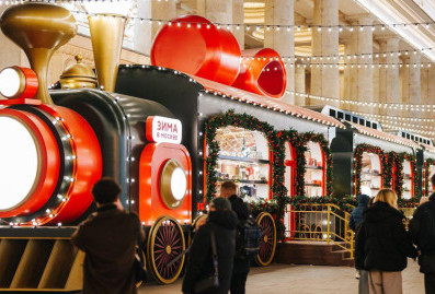 Сверкающие арки-тоннели и "космическая" ёлка: как украсили парки Москвы