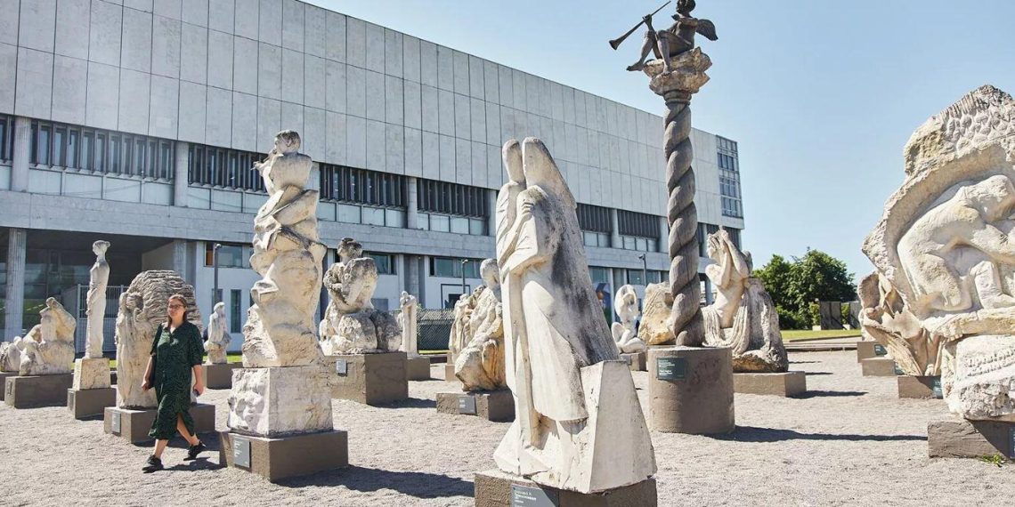 Скульптуры "Музеона" начали переносить из открытого экспонирования