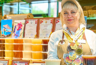 Участница московской ярмарки из Волгоградской области помогает бойцам СВО