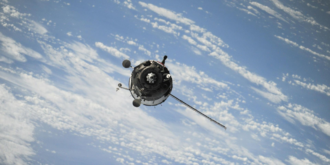 Мертвый спутник NASA передал сигнал впервые за 60 лет
