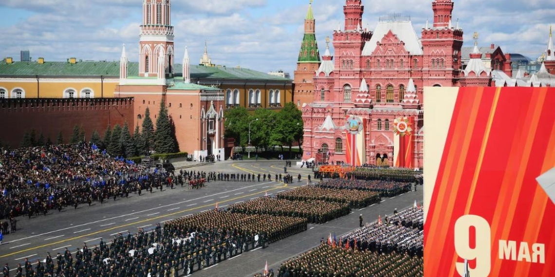 Участники программы "Время героев" приняли участие в параде Победы на Красной площади