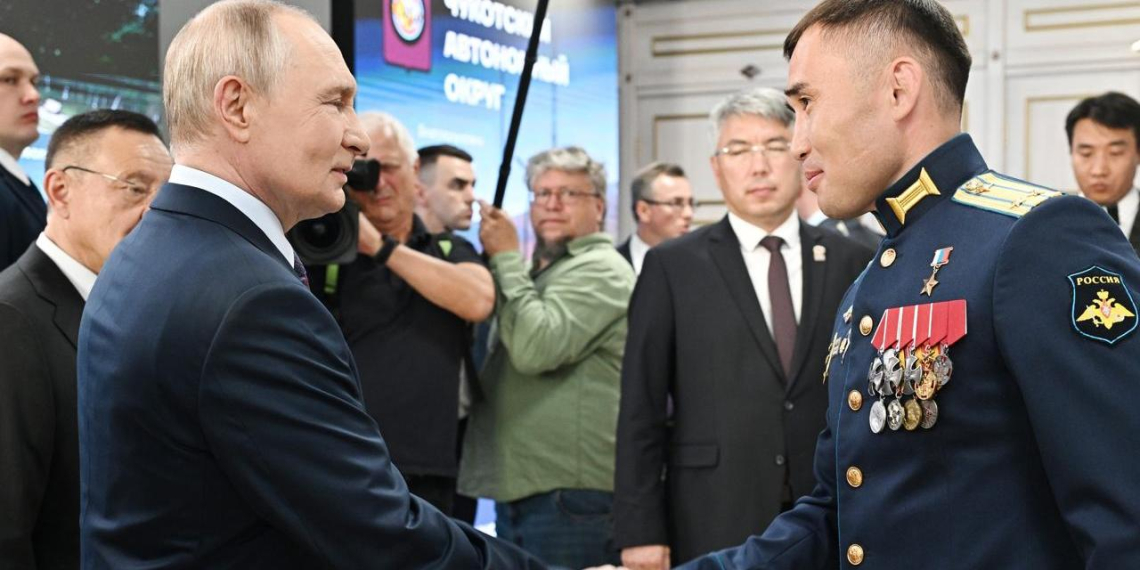 Путин встретился с участником "Времени героев" и поддержал идею о благоустройстве военных городков 