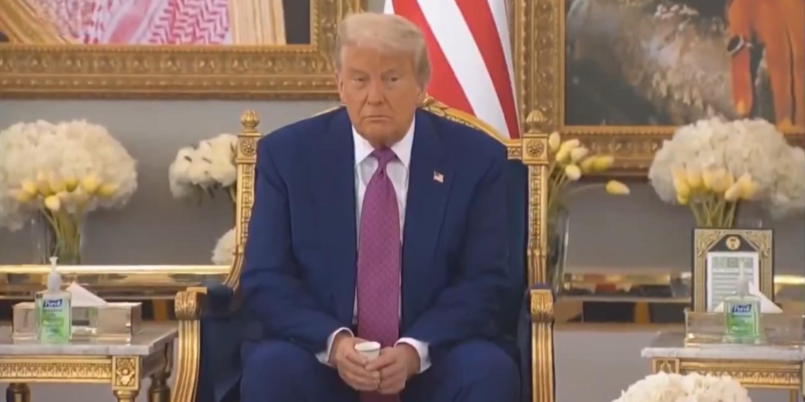 Телеканал Al Arabiya с помощью ИИ "привил" Трампу хорошие манеры