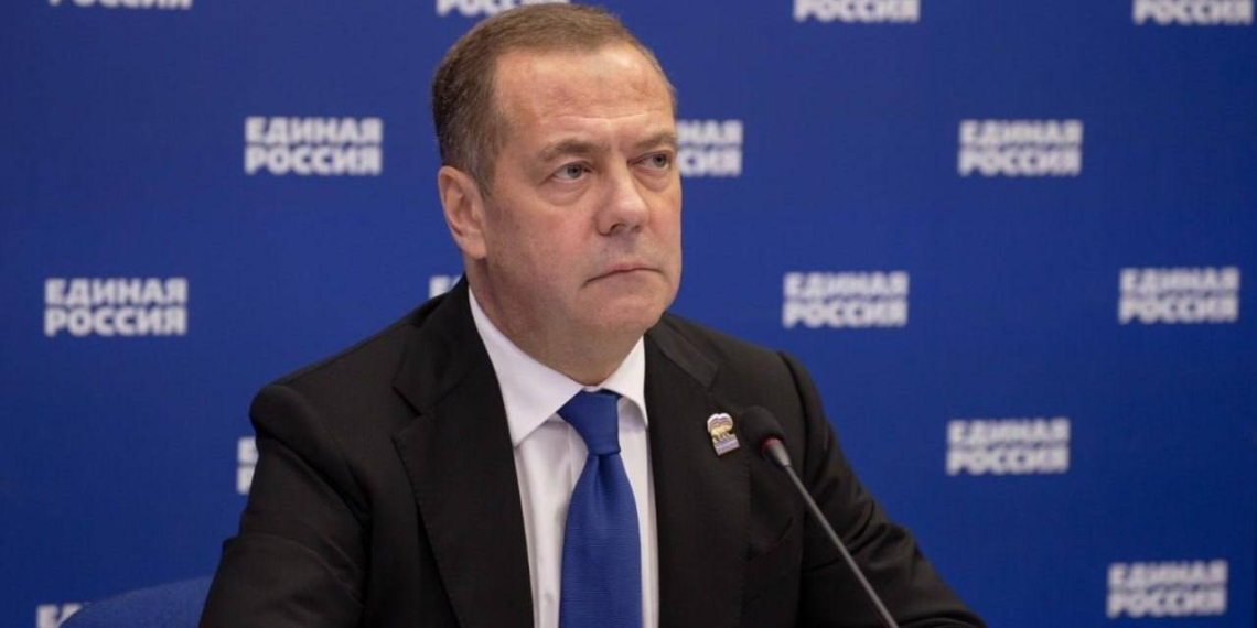 Дмитрий Медведев: "Единая Россия" не позволит кандидатам прятать свой статус 