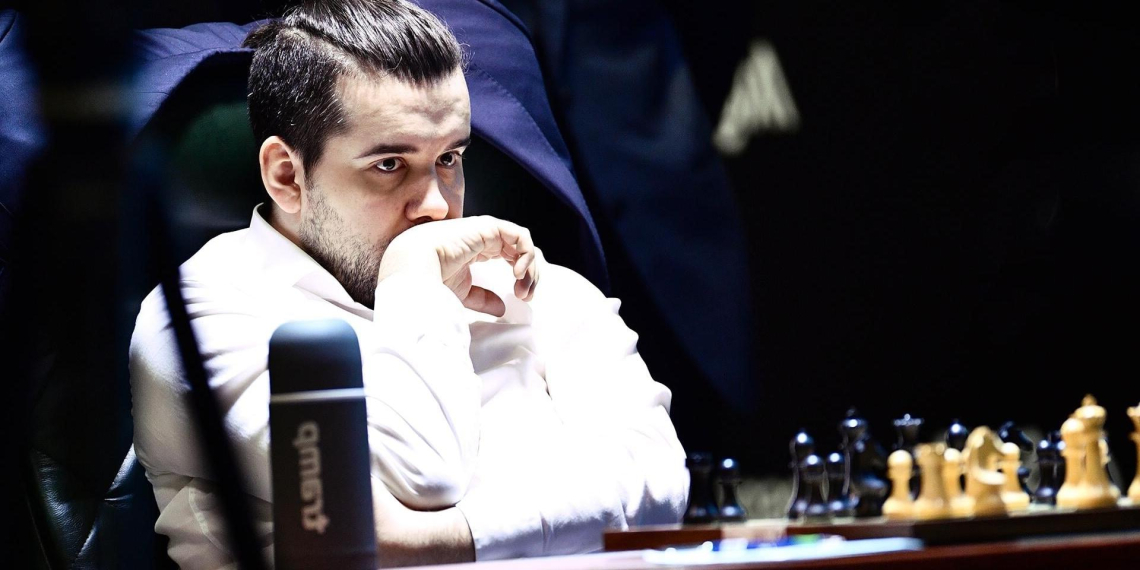 Российского гроссмейстера Яна Непомнящего заставили на турнире снять футболку с фразой Месси