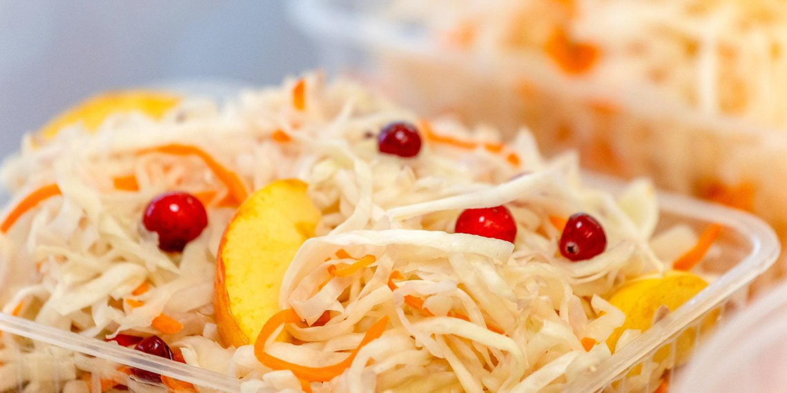 Участница московских ярмарок отправляет овощи и соленья бойцам СВО