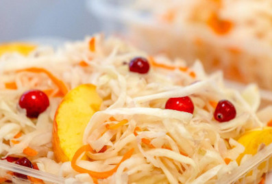 Участница московских ярмарок отправляет овощи и соленья бойцам СВО