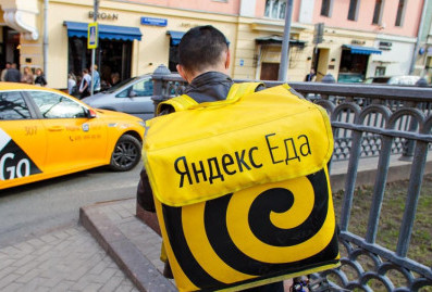Власти Петербурга хотят запретить мигрантам работать в такси и доставке