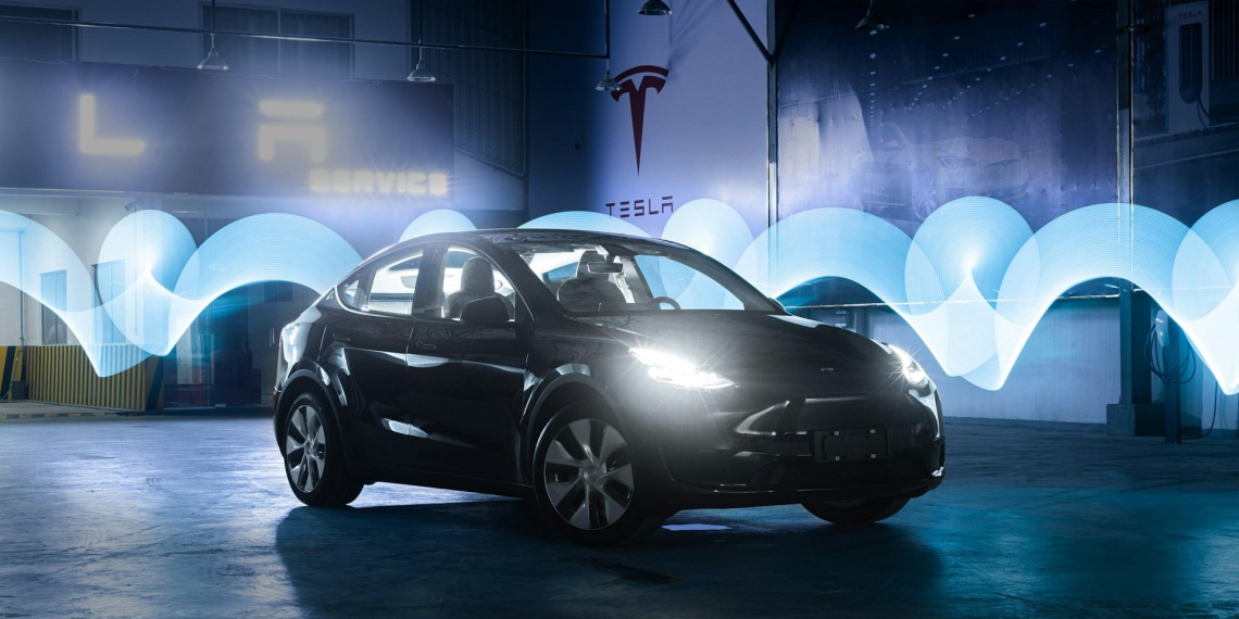 Электромобиль Tesla впервые сам доехал к покупателю прямо с завода