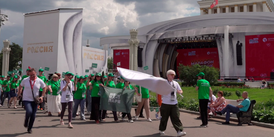 На Выставке "Россия" состоялось праздничное шествие "Молодежный поход в сердце страны"   