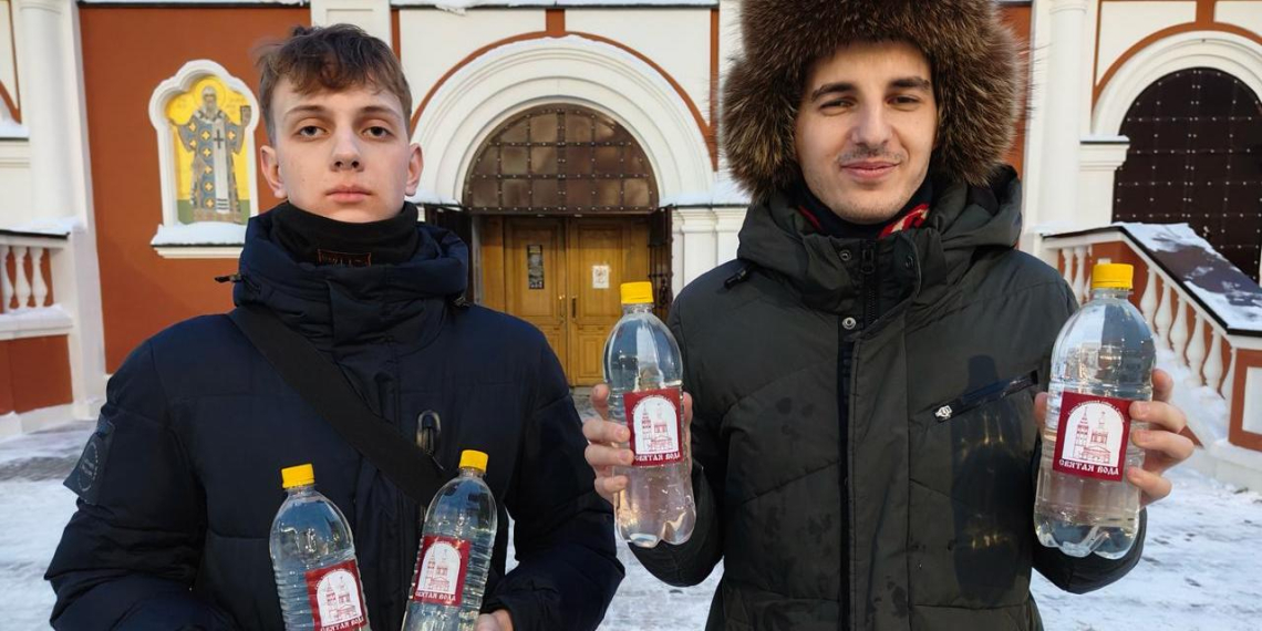 Депутаты ЛДПР доставили крещенскую воду пенсионерам, инвалидам и многодетным