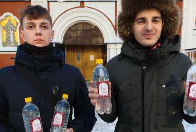 Депутаты ЛДПР доставили крещенскую воду пенсионерам, инвалидам и многодетным