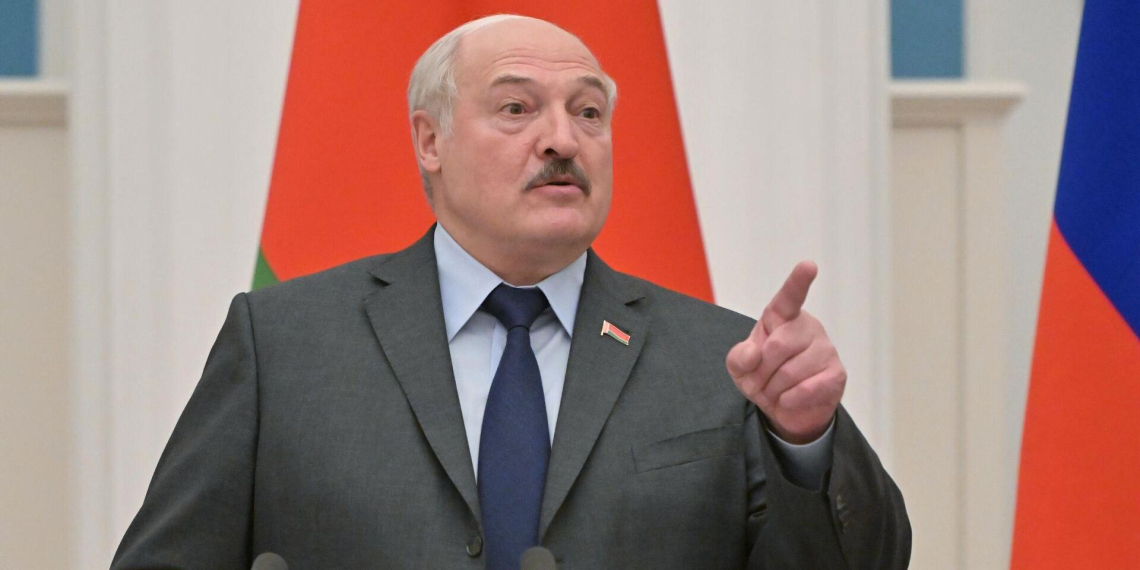 Лукашенко: Зеленский уничтожает Украину, восстанавливать ее не будут