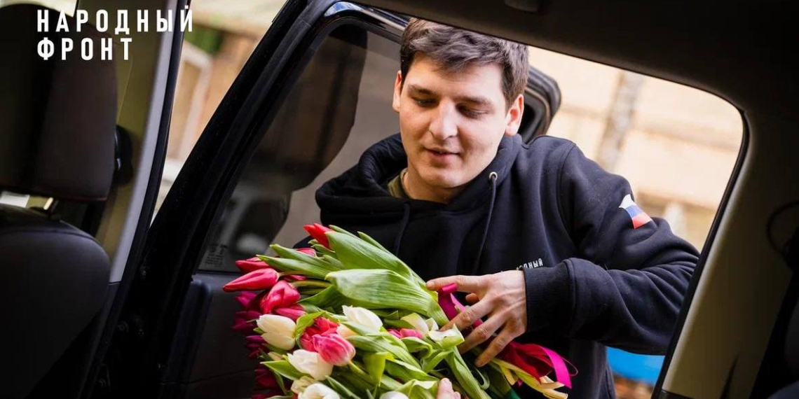 Молодёжка Народного фронта поздравила женщин-военнослужащих и медиков с 8 Марта