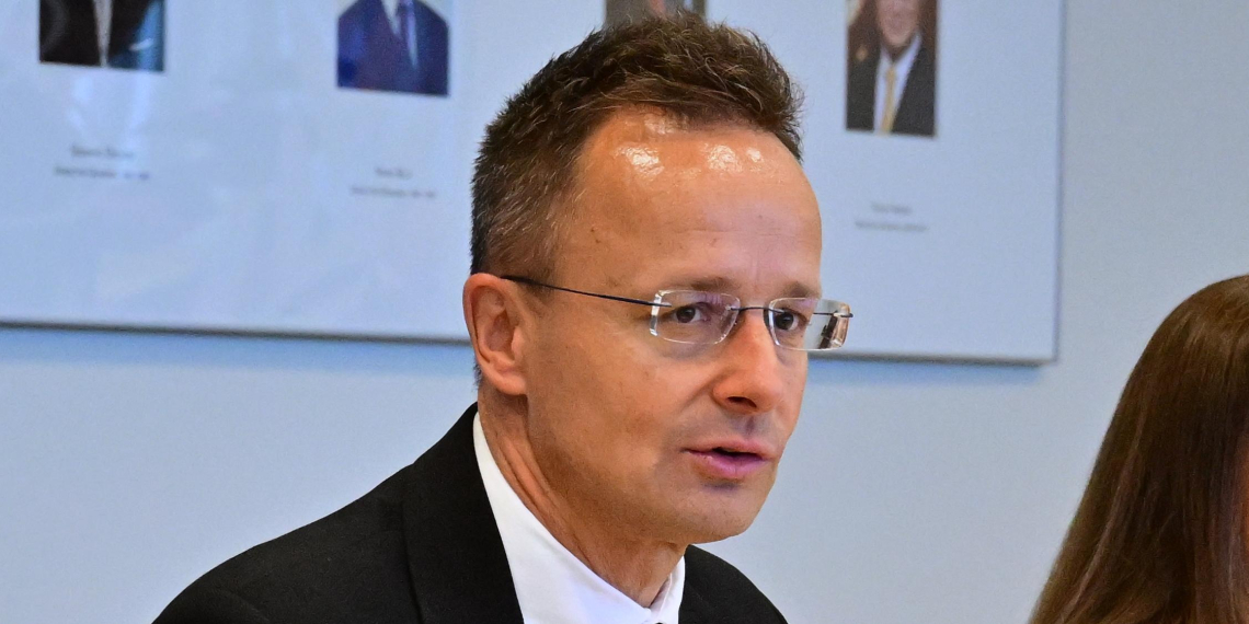 Венгрия потребовала от Киева объяснить перевозку по своей территории денег 